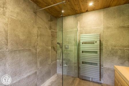 Rent in ski resort 7 room duplex chalet 14 people - Chalet le Marjency - Le Grand Bornand - Shower