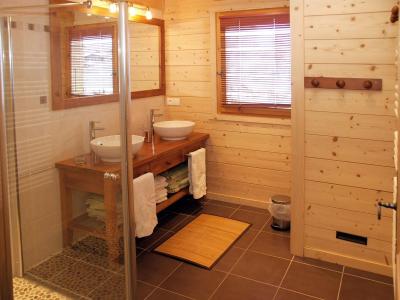 Rent in ski resort 6 room chalet 12 people - Chalet Perle des Neiges - Le Grand Bornand - Shower room