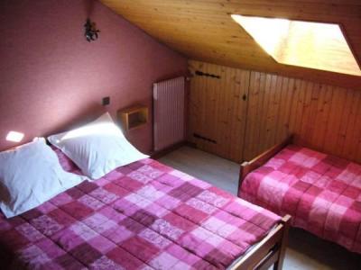 Rent in ski resort Résidence le Vieux Noyer - Le Grand Bornand - Bedroom under mansard