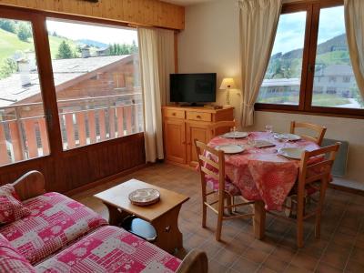 Rent in ski resort 2 room apartment sleeping corner 5 people (540) - Résidence les Busserolles - Le Grand Bornand - Living room