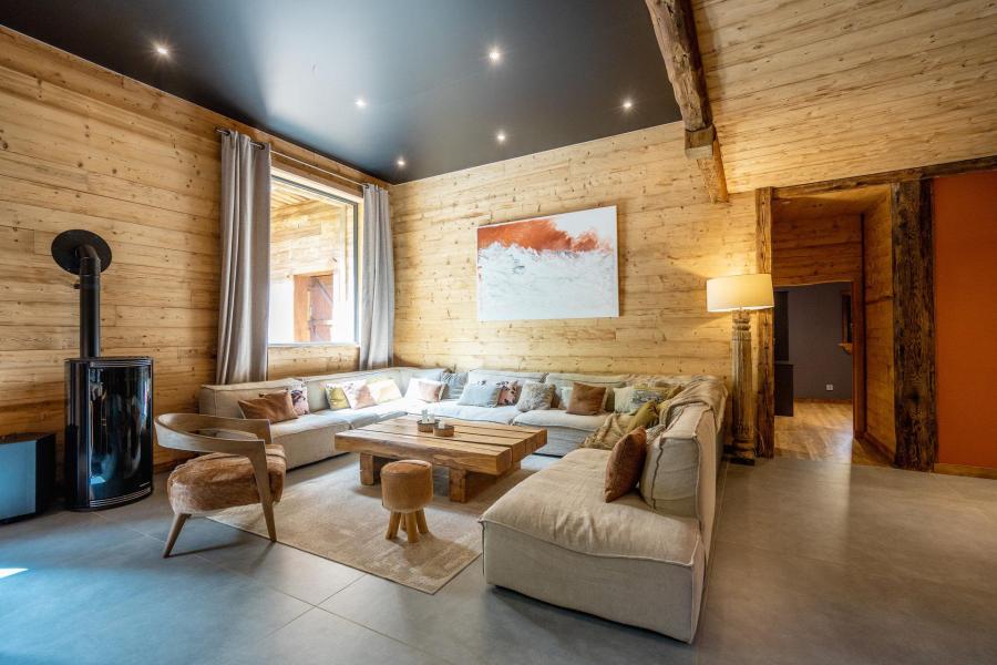 Rent in ski resort 7 room triplex chalet 14 people - Chalet Le Petit Bes - Les 2 Alpes - Living room