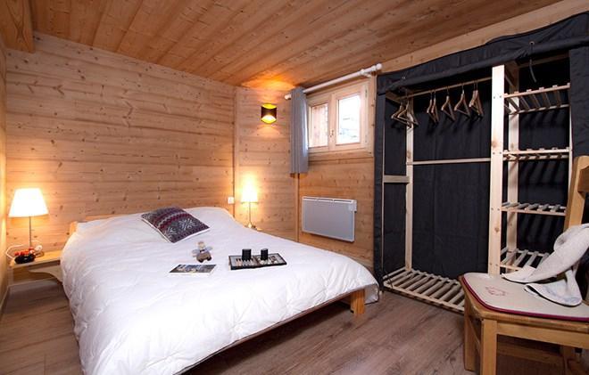 Rent in ski resort Chalet les Jonquilles - Les 2 Alpes - Bedroom under mansard