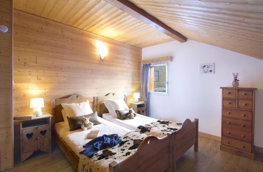 Rent in ski resort 8 room triplex chalet 15 people (Alexandre) - Chalets Chartreuse et Alexandre - Les 2 Alpes - Bedroom under mansard