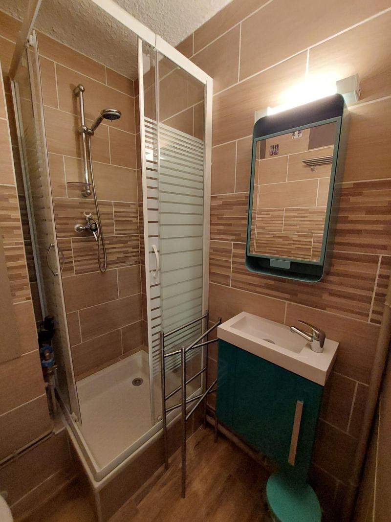 Rent in ski resort 2 room apartment 4 people (CBIS3) - Résidence le Côte Brune V - Les 2 Alpes - Shower