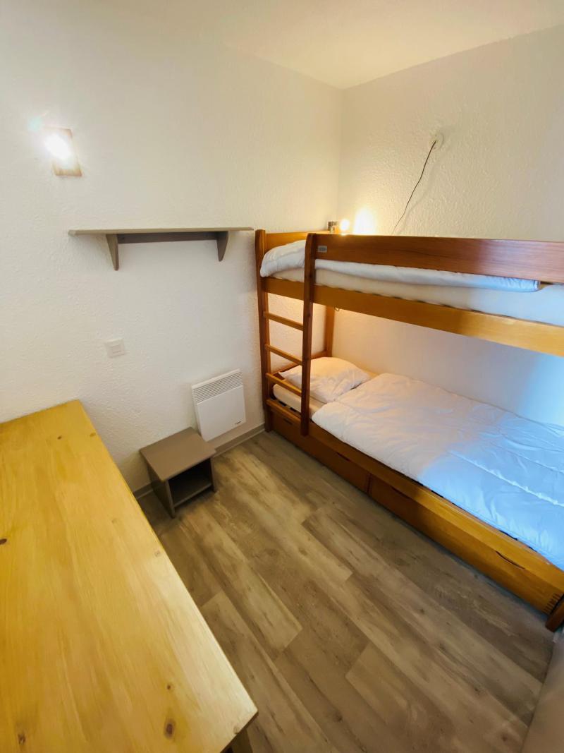 Rent in ski resort 4 room duplex apartment 6 people (SOL805) - Résidence le Soleil - Les 2 Alpes - Bedroom