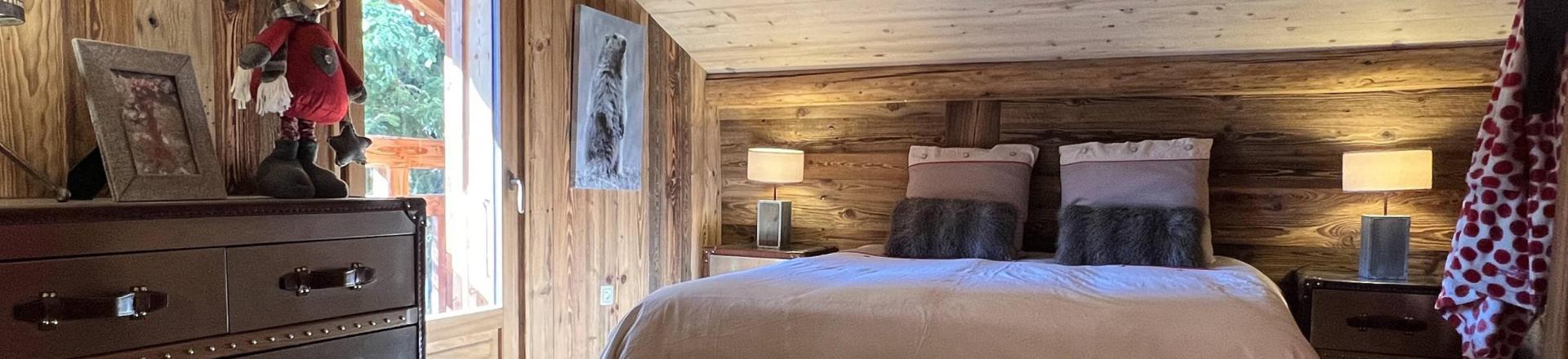 Rent in ski resort Chalet les Alpages - Les 2 Alpes - Bedroom under mansard