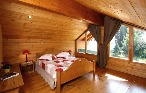 Rent in ski resort Chalet Harmonie - Les 2 Alpes - Bedroom under mansard