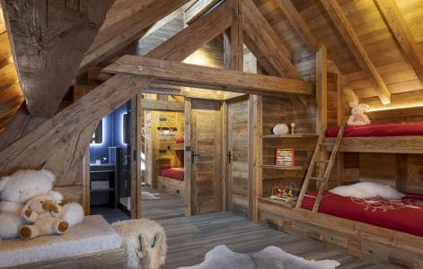 Rent in ski resort Chalet L'Atelier - Les 2 Alpes - Bedroom under mansard