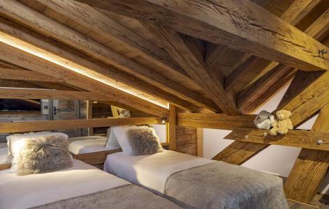 Rent in ski resort Chalet L'Atelier - Les 2 Alpes - Bedroom under mansard
