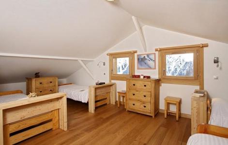 Rent in ski resort Chalet la Muzelle - Les 2 Alpes - Bedroom under mansard