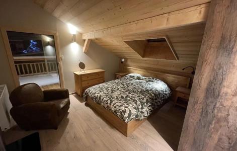 Rent in ski resort Chalet le Chabichou - Les 2 Alpes - Bedroom under mansard