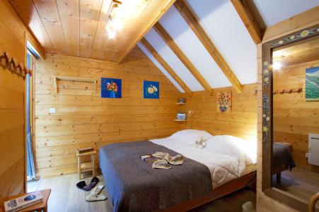 Rent in ski resort 6 room triplex chalet 11 people - Chalet le Mélèze - Les 2 Alpes - Bedroom under mansard
