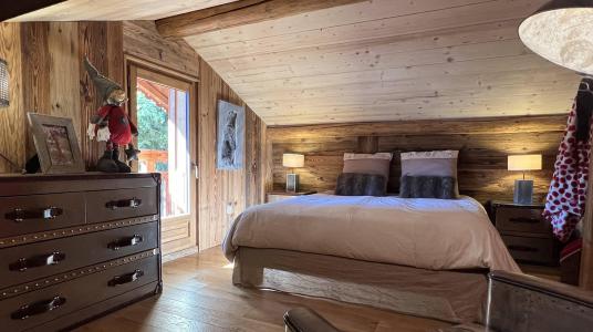 Rent in ski resort Chalet les Alpages - Les 2 Alpes - Bedroom under mansard