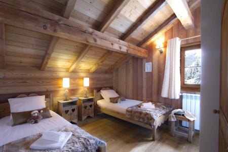 Rent in ski resort 10 room triplex chalet 15 people (Chartreuse) - Chalets Chartreuse et Alexandre - Les 2 Alpes - Bedroom under mansard