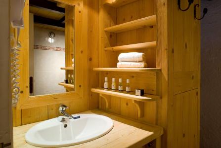 Rent in ski resort Hôtel Ibiza - Les 2 Alpes - Wash-hand basin