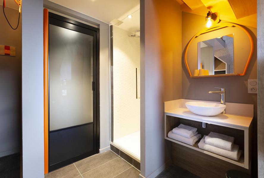 Rent in ski resort Suite 1-2 people (ISERAN) - Hôtel Base Camp Lodge - Les Arcs - Shower room