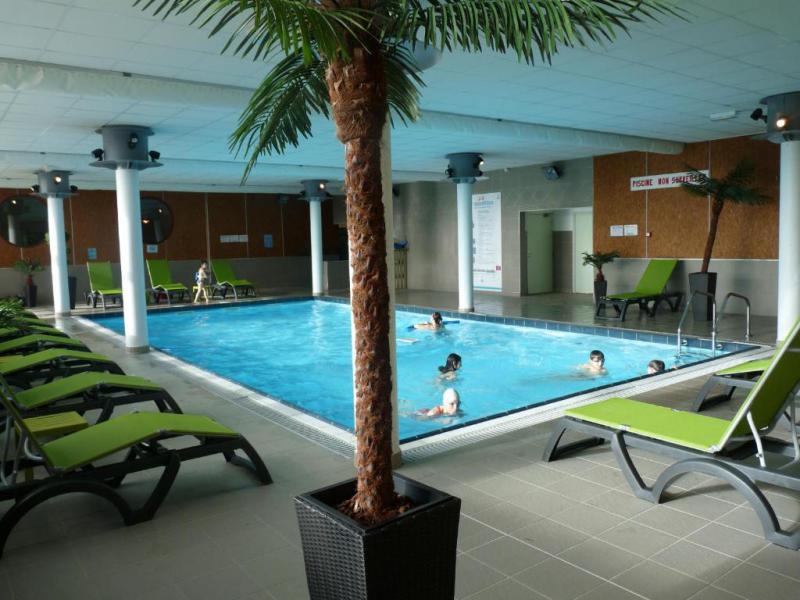 Rent in ski resort VVF Haute Loire Les Estables - Les Estables - Swimming pool
