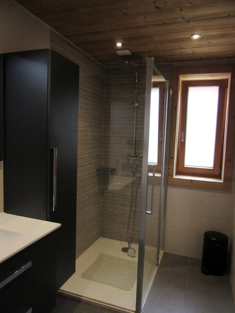 Rent in ski resort 3 room apartment 6 people - Chalet Authentique - Les Gets - Shower room