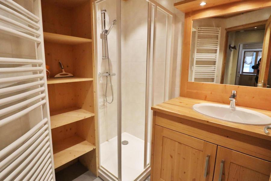 Rent in ski resort 2 room apartment cabin 6 people - Chalet le Tremplin - Les Gets - Shower room