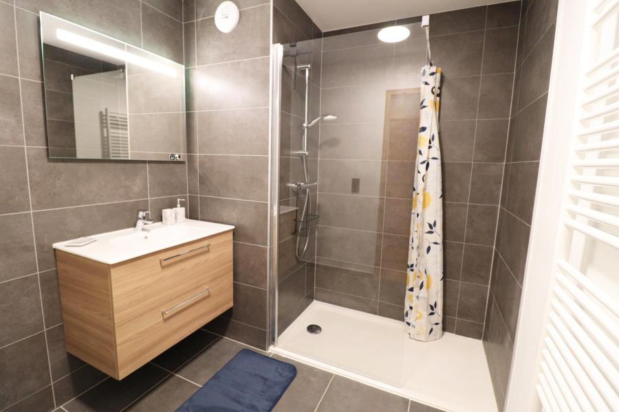 Rent in ski resort 2 room apartment sleeping corner 4 people - Résidence Cairn Harmony  - Les Gets - Shower room
