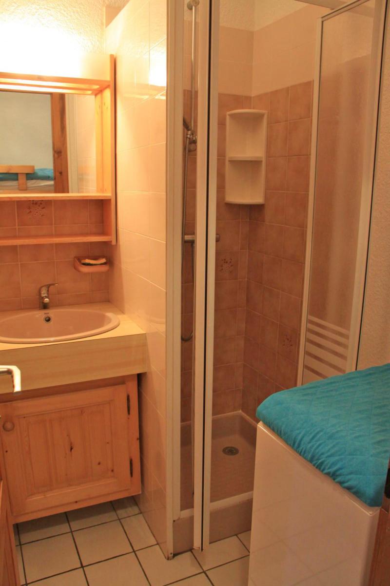 Rent in ski resort Studio sleeping corner 4 people - Résidence Chantemerle - Les Gets - Shower room