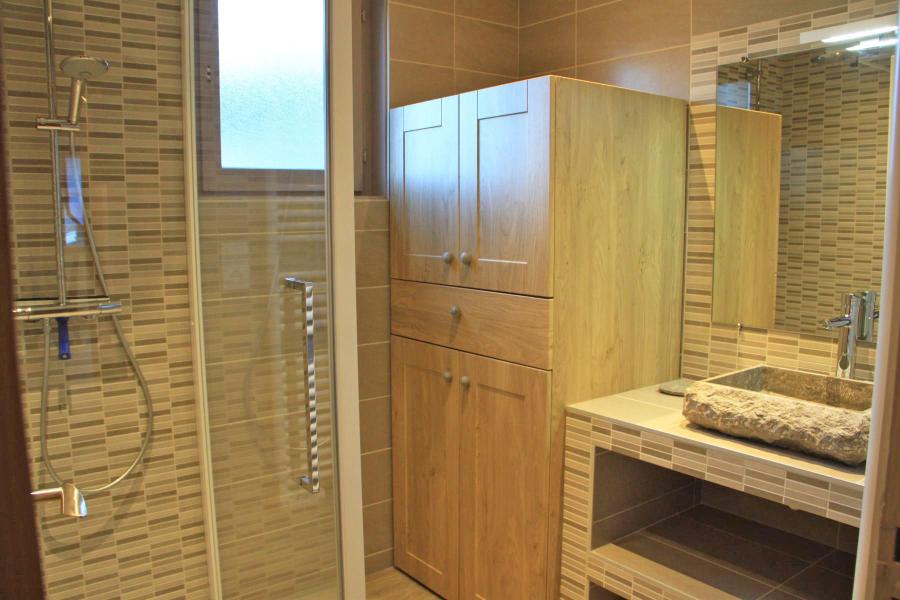 Rent in ski resort 3 room apartment 6 people - Résidence Shangri-La - Les Gets - Shower room