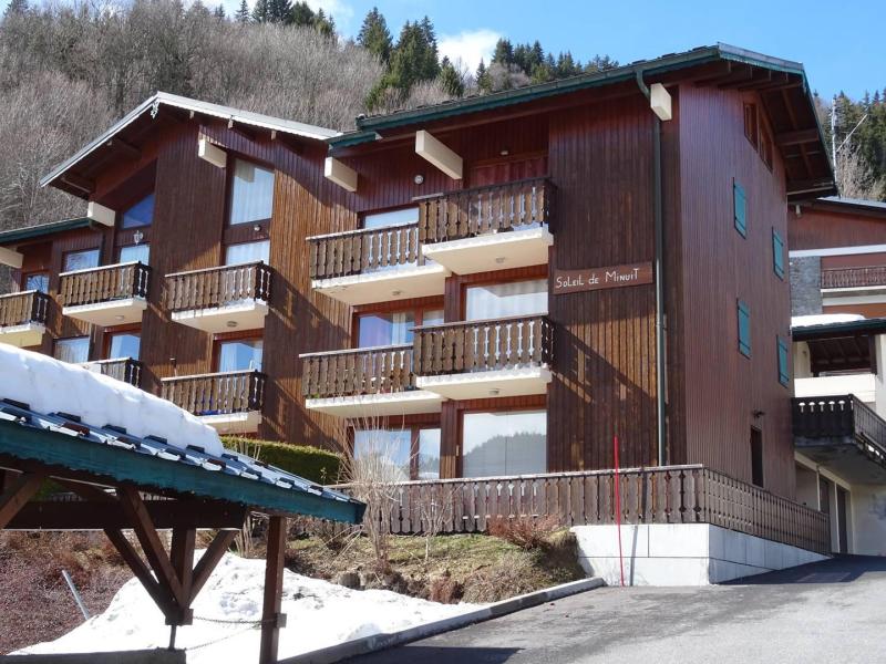 Rent in ski resort 2 room apartment 4 people (63) - Résidence Soleil de Minuit - Les Gets - Winter outside