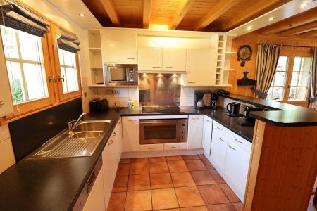 Rent in ski resort 7 room chalet 16 people - Chalet du Lac des Ecoles - Les Gets - Kitchenette