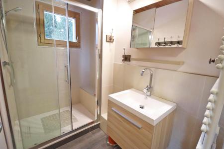 Rent in ski resort 4 room chalet 8 people - Chalet Gibannaz - Les Gets - Shower room