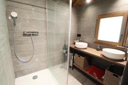 Rent in ski resort 4 room chalet 6 people - Chalet P'tiou - Les Gets - Shower room