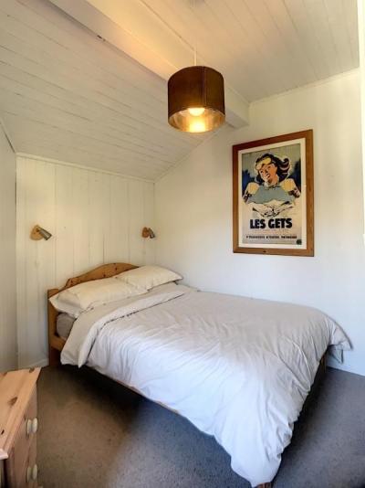 Rent in ski resort Chalet Renard du Lac - Les Gets - Bedroom