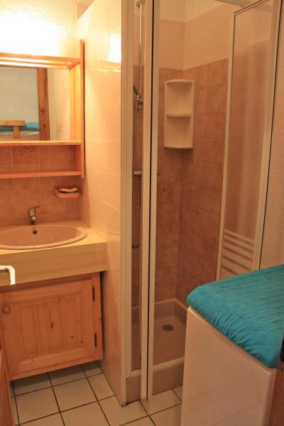 Rent in ski resort Studio sleeping corner 4 people - Résidence Chantemerle - Les Gets - Shower room