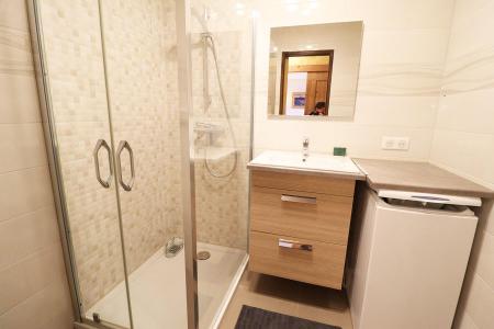 Rent in ski resort 2 room apartment 5 people - Résidence Eleress - Les Gets - Shower room