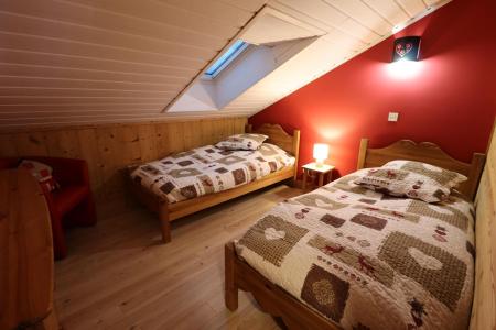Rent in ski resort 3 room duplex apartment 5 people (71) - Résidence Le Lion d'Or - Les Gets - Bedroom under mansard