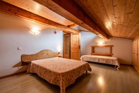 Rent in ski resort 3 room apartment 6 people - Résidence Lou Baitandys - Les Gets - Bedroom