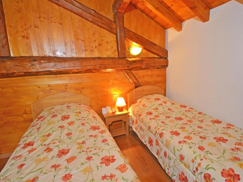 Rent in ski resort Chalet Balcon Cime de Caron - Les Menuires - Bedroom under mansard