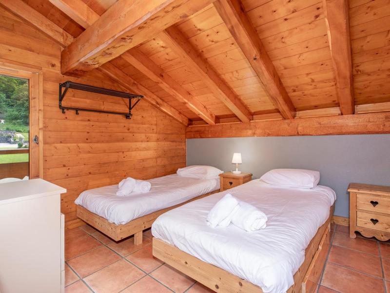 Rent in ski resort 8 room chalet 15 people - Chalet Bettaix Rose - Les Menuires - Bedroom