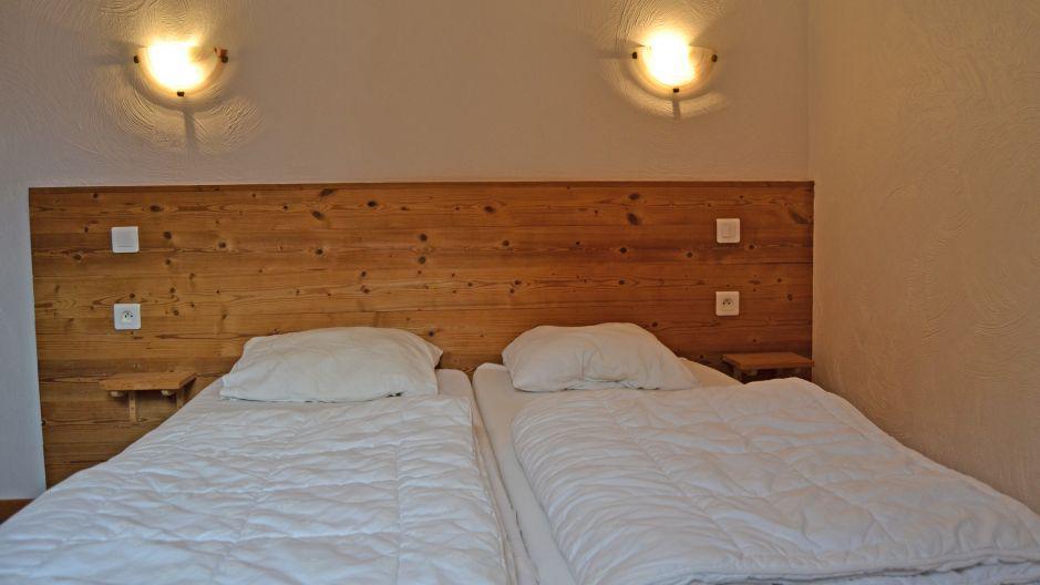 Rent in ski resort Chalet Brequin - Les Menuires - Bedroom