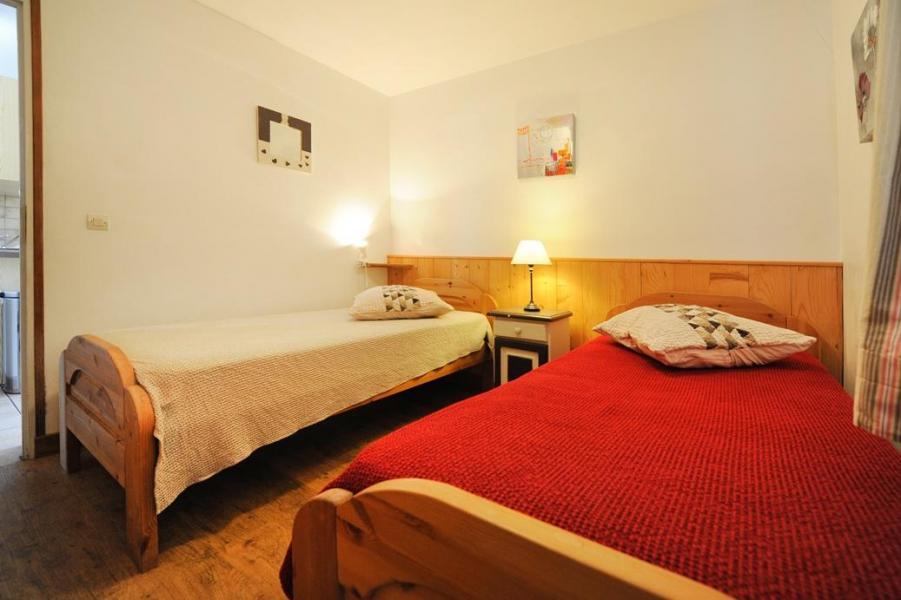 Rent in ski resort 3 room apartment 6 people - Chalet Cristal - Les Menuires - Bedroom