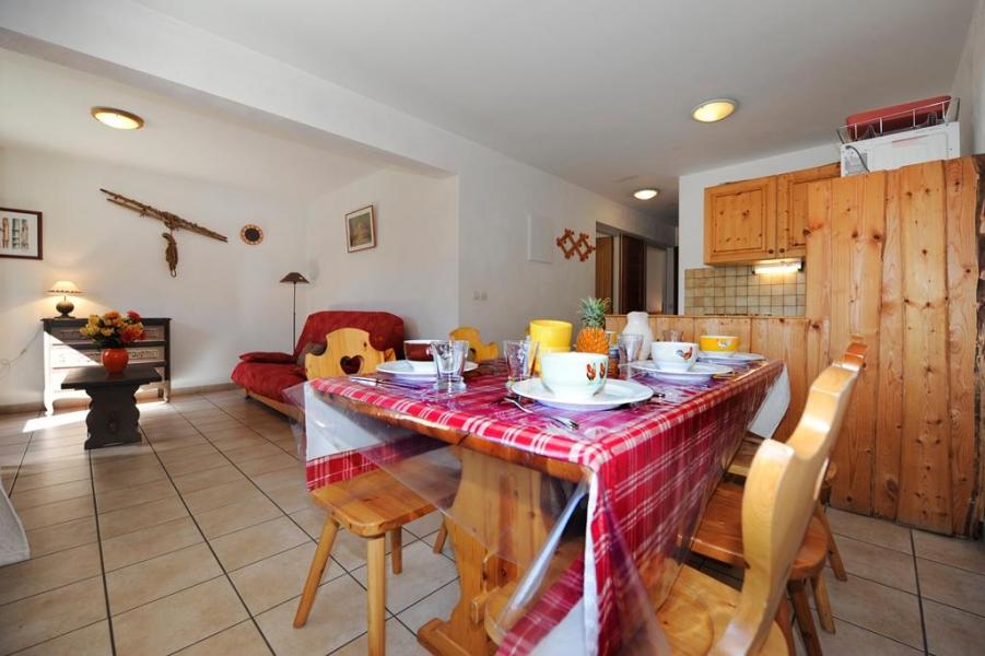 Rent in ski resort 3 room apartment 6 people - Chalet Cristal - Les Menuires - Dining area