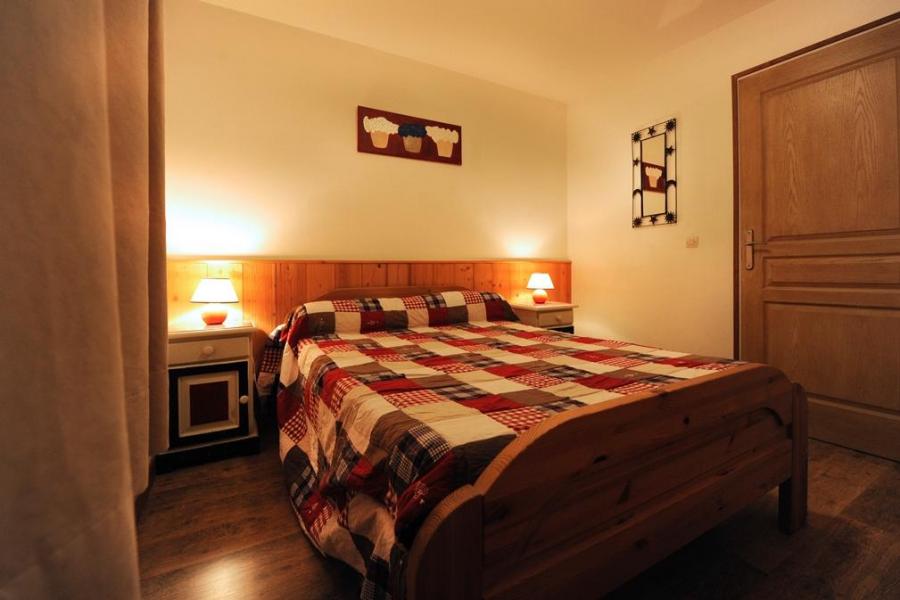 Rent in ski resort 3 room apartment 6 people - Chalet Cristal - Les Menuires - Double bed
