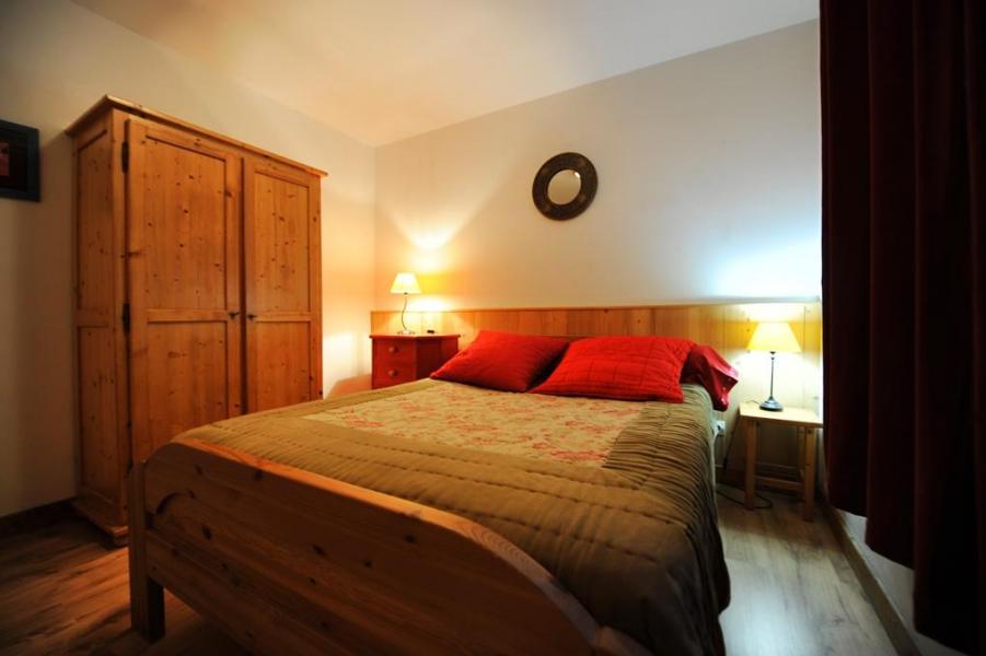 Rent in ski resort 4 room duplex apartment 10 people - Chalet Cristal - Les Menuires - Double bed