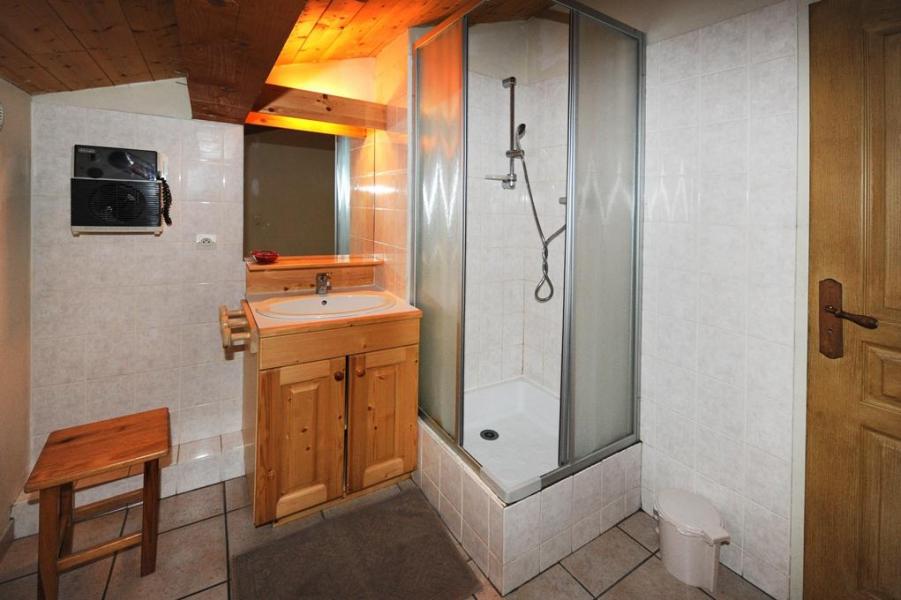 Rent in ski resort 4 room duplex apartment 10 people - Chalet Cristal - Les Menuires - Shower