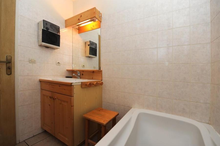 Rent in ski resort 6 room duplex apartment 13 people - Chalet Cristal - Les Menuires - Bath-tub