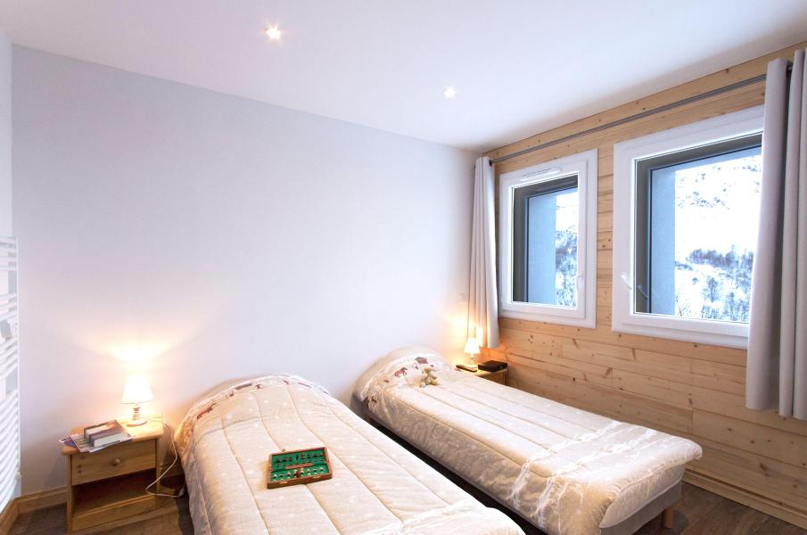 Rent in ski resort Chalet de Sophie - Les Menuires - Bedroom