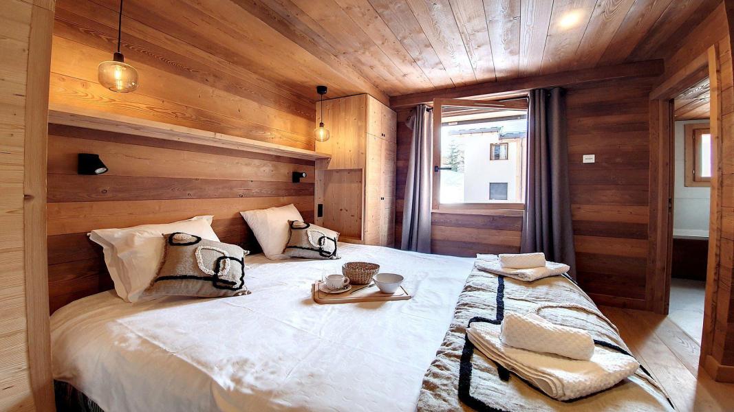 Rent in ski resort 7 room triplex chalet 12 people (EDELWEISS) - Chalet Eterlou - Les Menuires - Bedroom