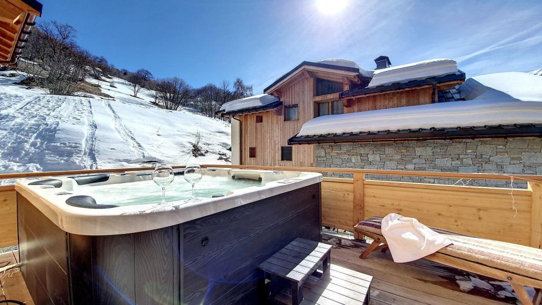 Rent in ski resort 7 room triplex chalet 12 people (EDELWEISS) - Chalet Eterlou - Les Menuires - Winter outside
