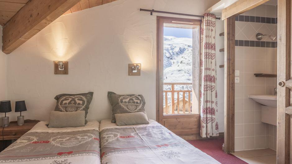 Rent in ski resort Chalet Geffriand - Les Menuires - Bedroom under mansard