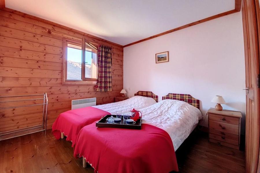 Rent in ski resort 3 room apartment 6 people (B2) - Chalet Hameau des Marmottes - Les Menuires - Bedroom