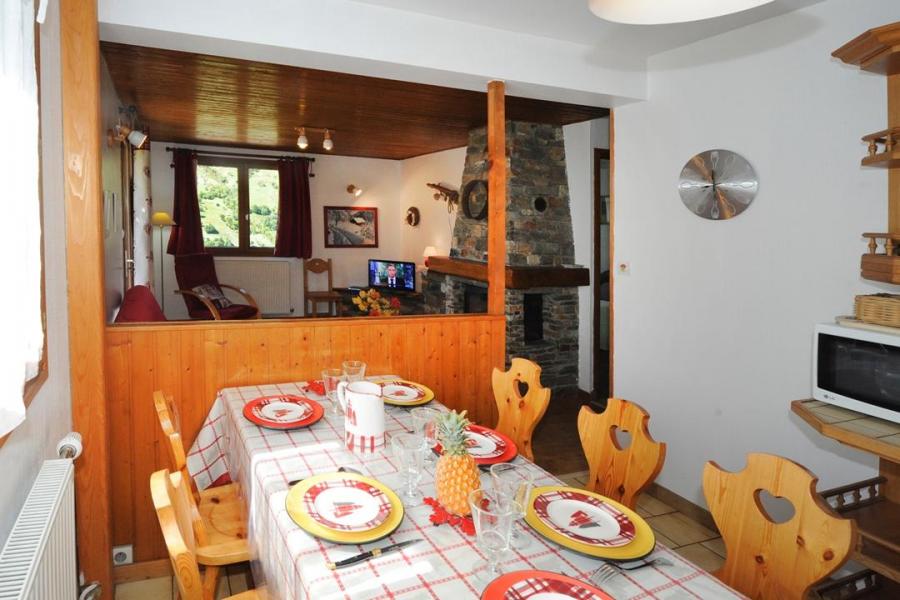 Rent in ski resort 3 room apartment 4-6 people - Chalet le Chamois - Les Menuires - Table